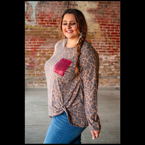 🐾Leopard Knotted Top W/ Fuchsia Sequin Accent🐾 - Picture 5 of 7